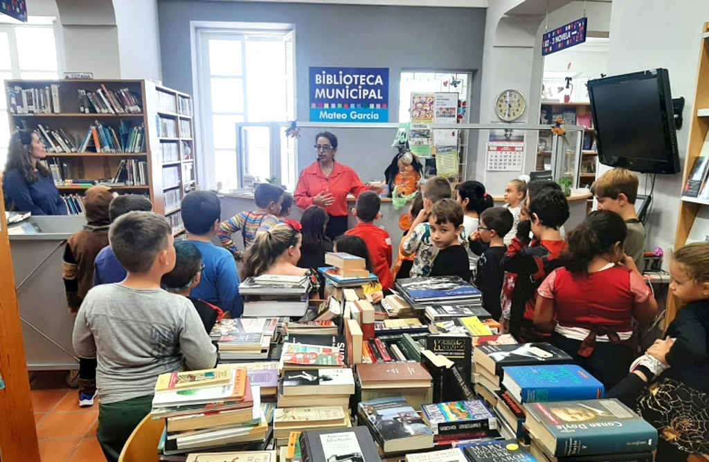 Dos visitas guiadas dan el pistoletazo de salida a las actividades para los escolares de Primaria en la Biblioteca